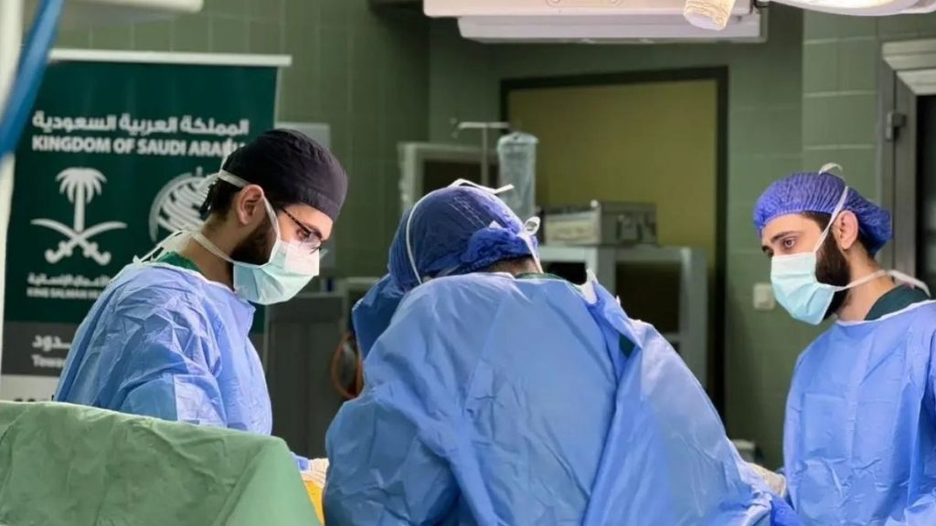 أطباء من مركز "الملك سلمان" يجرون عمليات جراحية في إحدى مستشفيات دمشق - 26 كانون الثاني 2026 (واس)