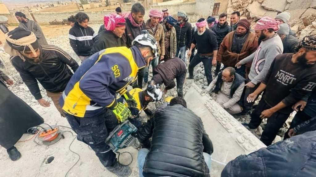 فرق الدفاع المدني تنشل جثة مدني إثر انفجار لغم في منزله بريف حلب شمال سوريا - 27 كانون الثاني 2026 (وزارة الطوارئ وإدارة الكوارث)