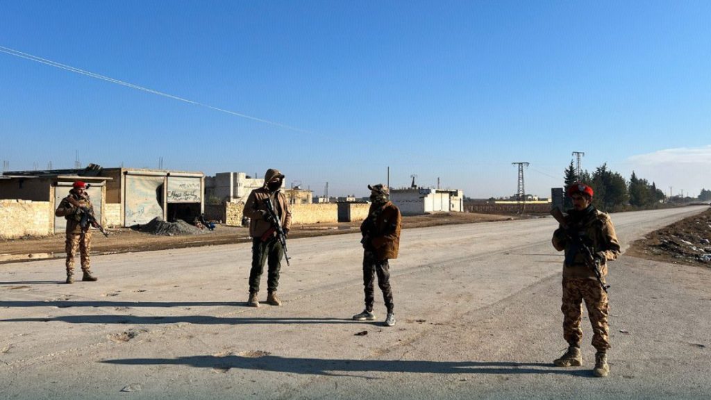 عناصر من الجيش السوري تنتشر في قرية حميمة بريف حلب الشرقي منتظرين خروج المدنيين من المعبر الإنساني الذي حددته الحكومة السورية - 16 كانون الثاني 2026 (الإخبارية)