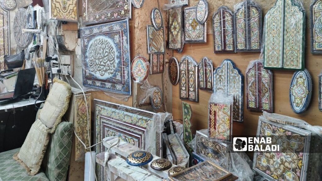 الفن الدمشقي مهنة تراثية عمرها آلاف السنين - 24 حزيران 2025 (عنب بلدي/كريستينا الشماس)