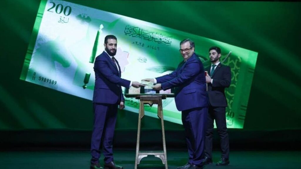 الرئيس السوري أحمد الشرع وحاكم مصرف سوريا المركزي عبد القادر الحصرية يكشفان عن فئات العمة السورية الجديدة - 29 كانون الأول 2025 (عبد القادر الحصرية/فيسبوك)
