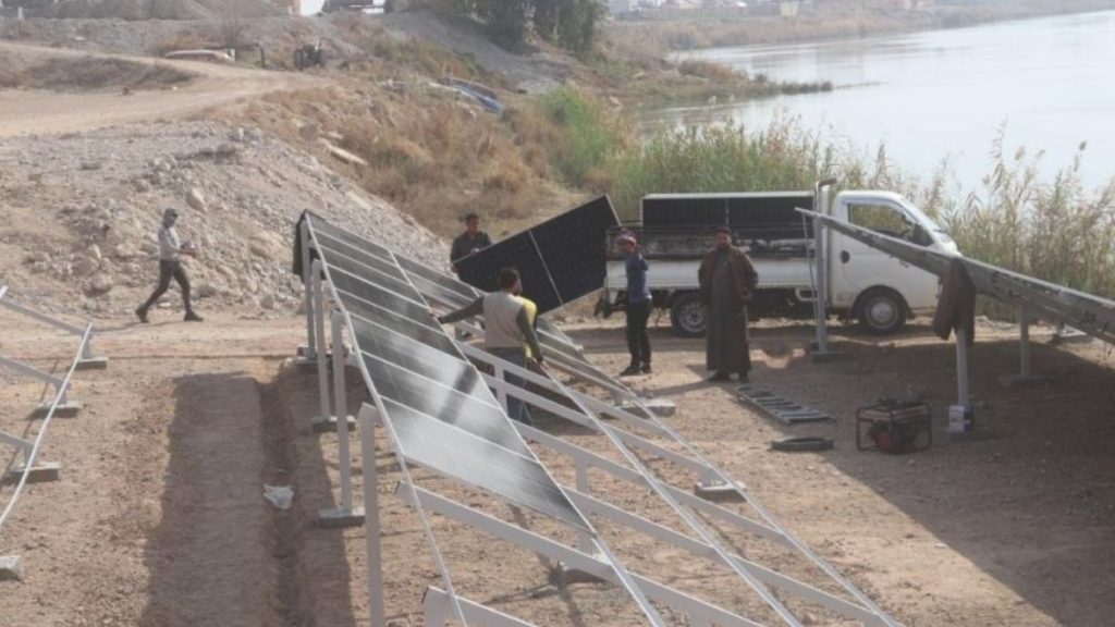 جمعية فلاحية تقوم بتركيب منظومة طاقة شمسية لإراوء أراض في ريف دير الزور الشرقي - 19 نيسان 2025 (وكالة هاوار)