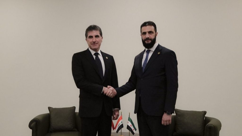 الرئيس السوري أحمد الشرع يلتقي رئيس إقليم كردستان العراق نيجيرفان بارزاني على هامش منتدى أنطاليا الدبلوماسي ـ 12 نيسان 2025 (وكالة نورث برس)