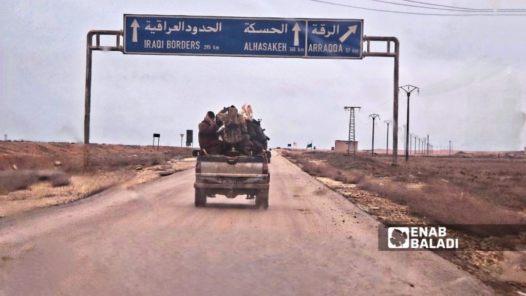 وزارة الدفاع تؤمن الطريق الدولي الواصل بين مدينتي رأس العين وتل أبيض شمالي سوريا - 22 كانون الثاني 2026 (عنب بلدي/ حسين الشعبو)