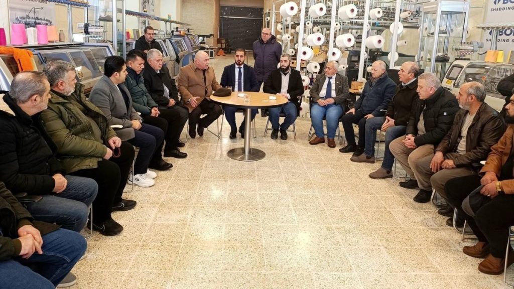 اجتماع عدد من الصناعيين مع جهات حكومية داخل أحد المعامل في منطقة الليرمون الصناعية - 13 كانون الثاني 2026 (سانا)
