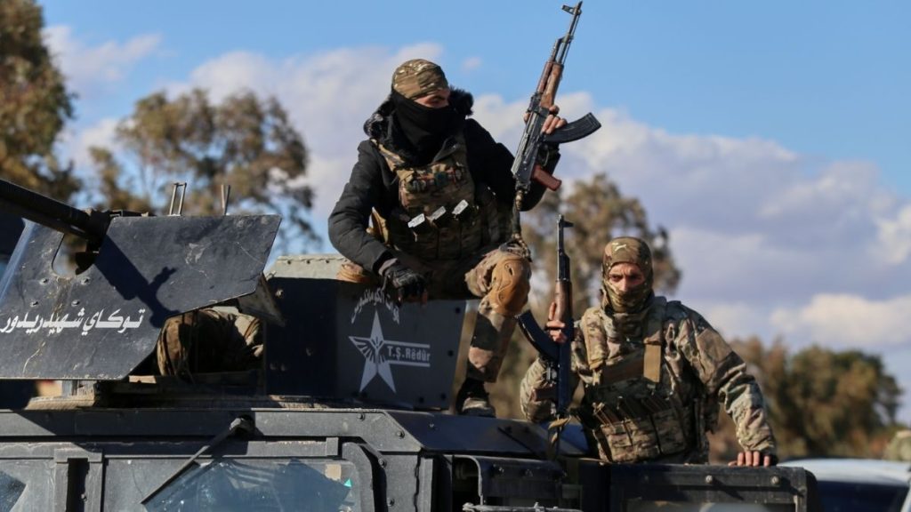 مقاتلون في صفوف قوات سوريا الديمقراطية ينتشرون على الطريق المؤدية إلى سجن غويران في الحسكة - 19 كانون الثاني 2026 (أسوشيتد برس)