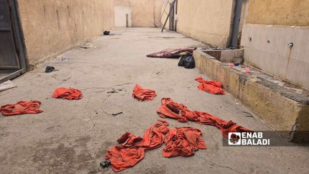 ألبسة تركها معتقلو تنظيم الدولة الإسلامية قبل هروبهم من سجن الشدادي في الحسكة - 22 كانون الثاني 2026 (عنب بلدي/ مروان المضحي)