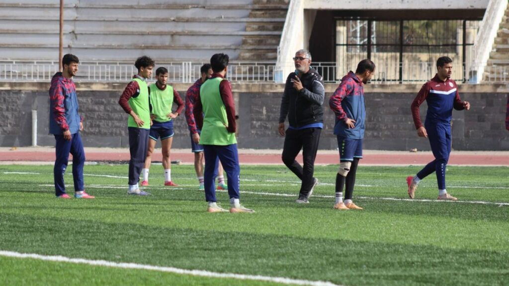 خلال تدريبات للاعبي نادي الشعلة الرياضي تحضيرًا لمواجهة نادي الفتوة في دير الزور - 27 كانون الثاني 2026 (نادي الشعلة الرياضي/ فيسبوك)