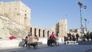 نشاطات تجارية وباعة متجولون في ساحة قلعة حلب وسط المدينة - 4 شباط 2026 (عنب بلدي)
