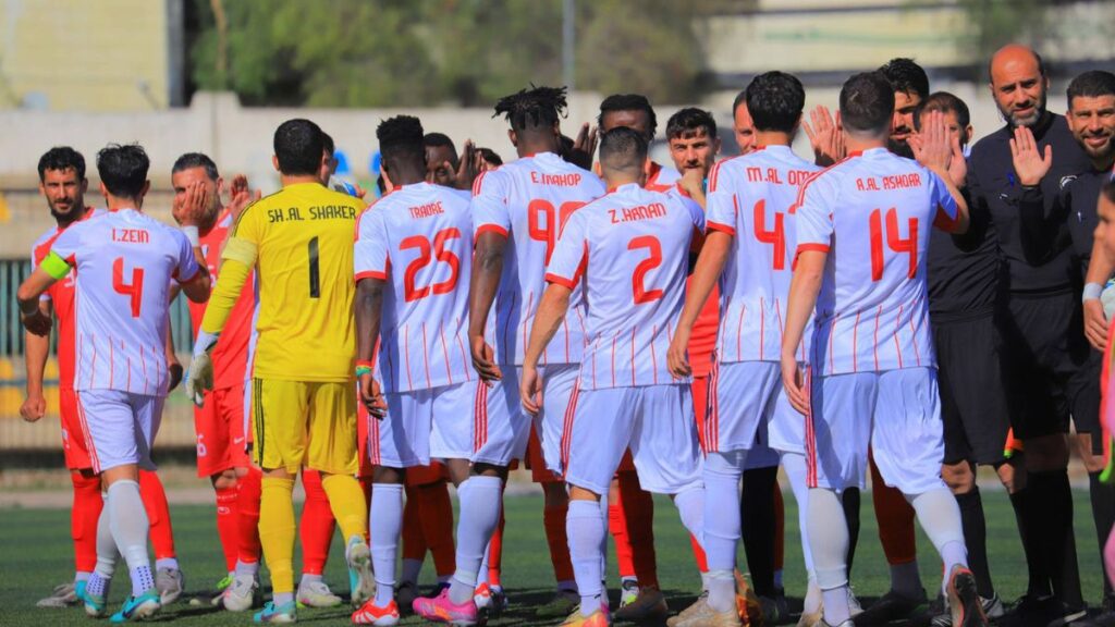 لاعبو أهلي حلب وأمية يتبادلون التحية قبل انطلاق المباراة- 20 شباط 2026 (نادي الاتحاد الحلبي/ فيسبوك)