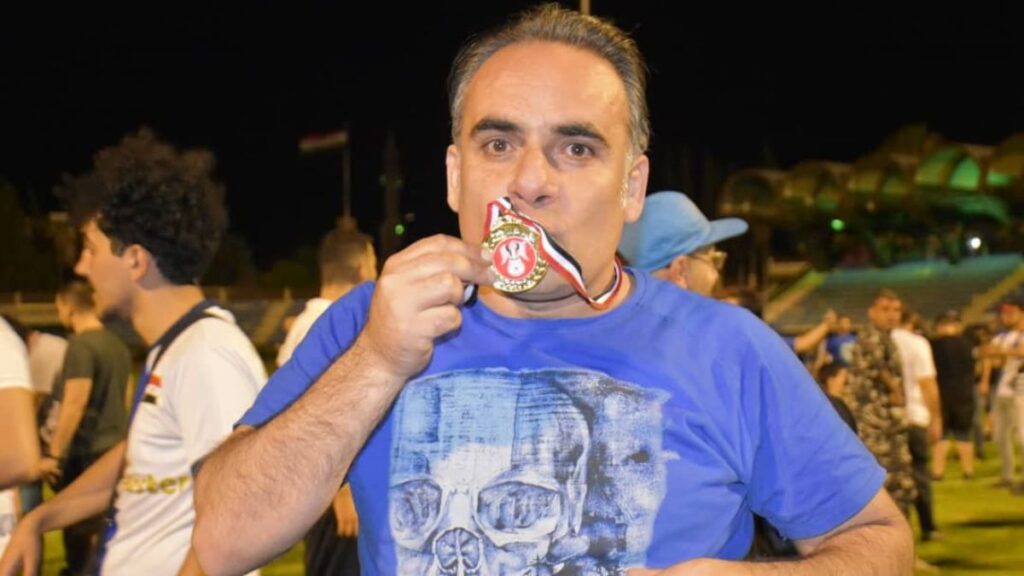 علاء محمد أثناء تغطيته لمباراة نادي جبلة- 5 أيار 2022 (علاء محمد/ فيسبوك)
