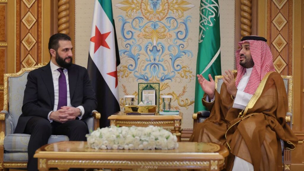 اجتماع الرئيس السوري أحمد الشرع وولي العهد السعودي محمد بن سلمان في الرياض - 28 تشرين الأول 2025 (سانا)