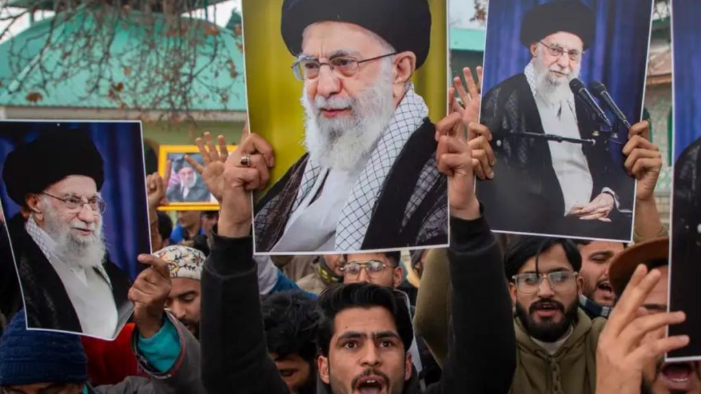 يرى الخبراء أن عودة طهران وواشنطن لطاولة المفاوضات لها أسباب كثيرة منها الخوف من جر المنطقة لحرب جديدة (Faisal Bashir/SOPA Images/Sipa USA/picture alliance)