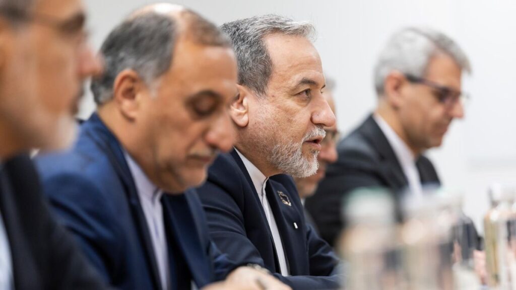 الوفد الإيراني المفاوض برئاسة وزير الخارجية الإيراني عباس عراقجي في جنيف (Cyril Zingaro/Keystone/picture alliance)