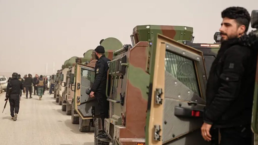 قوات وزارة الداخلية السورية خلال تقدمها نحو المناطق التي كانت خاضعة لسيطرة الأكراد (Mohamad Daboul/Anadolu Agency/IMAGO)