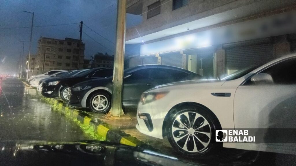 إشغالات الأرصفة بسيارات أحد المعارض في محافظة طرطوس - 13 شباط 2026 (عنب بلدي)