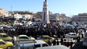 معلمو الرقة يحتجون رفضًا للتعاقد المؤقت وللمطالبة بالتثبيت الوظيفي  - 4 شباط 2026 (عنب بلدي/أحمد الحمدي)

