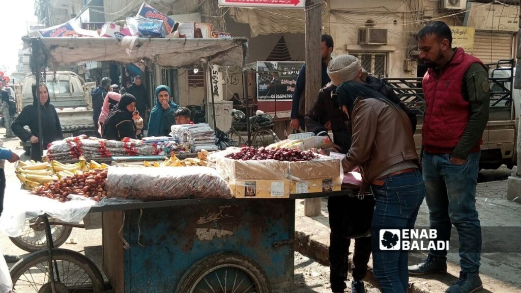 زبائن يتسوقون من بسطة في السوق المركزي وسط مدينة الحسكة - 18 شباط 2026 (عنب بلدي)