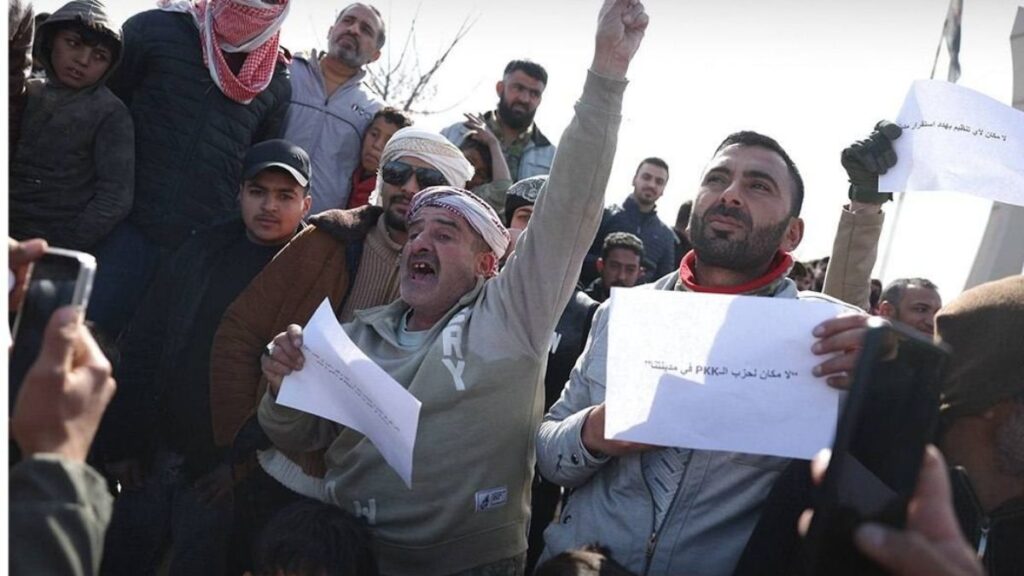 متظاهرون في تل أبيض يرفضون دخول قيادات من قسد للمدينة - 28 شباط 2026 (الخابور/ فيسبوك)