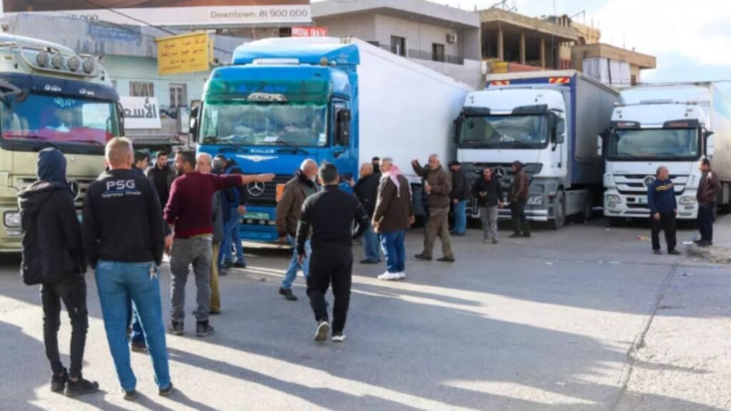 سائقو شاحنات في لبنان يغلقون الطريق على الجانب اللبناني من معبر المصنع الحدودي احتجاجا على قرار سوريا - 10 شباط 2026 ( أ ف ب)
