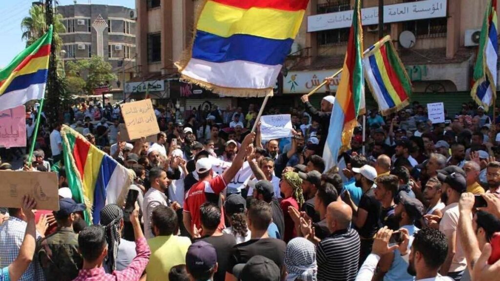 من إحدى احتجاجات أهالي السويداء للمطالبة بتقرير مصيرهم - 23 كانون الأول 2025 (السويداء 24)