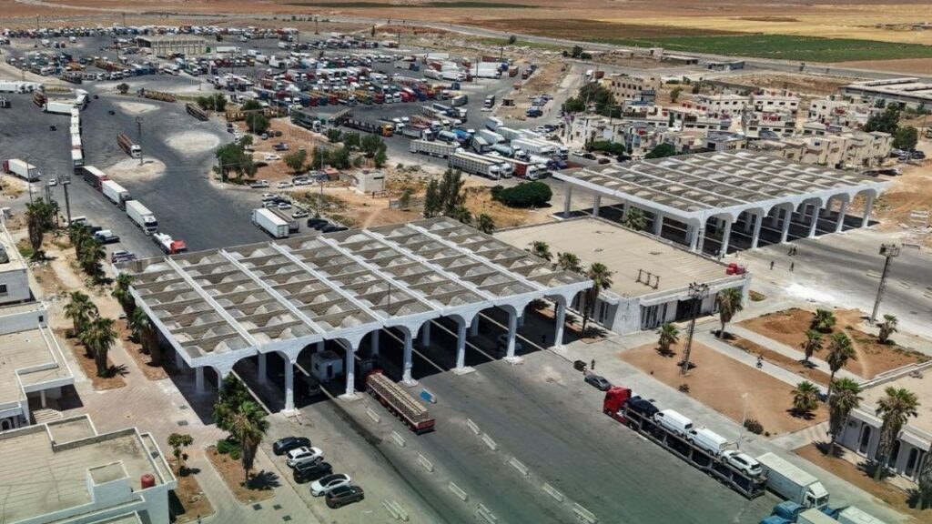 شاحنات تعبر معبر نصيب الحدودي بين سوريا والأردن - 5 تموز 2025 (الهيئة العامة للمنافذ البرية والبحرية)