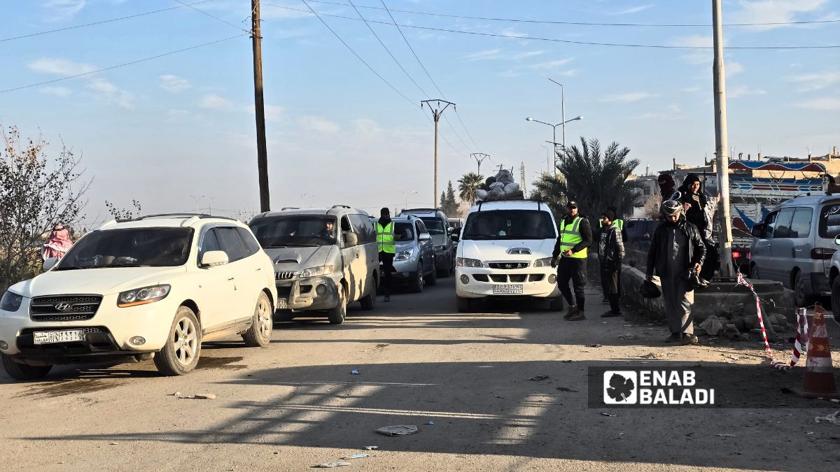 الجسر "الترابي" أصبح الطريق الوحيد لعبور نهر الفرات في دير الزور- (عنب بلدي/ مروان المضحي)