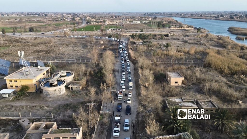 ازدحام مركبات المدنيين على الجسر "الترابي" بسبب تدمير باقي الجسور - (عنب بلدي/ مروان المضحي)