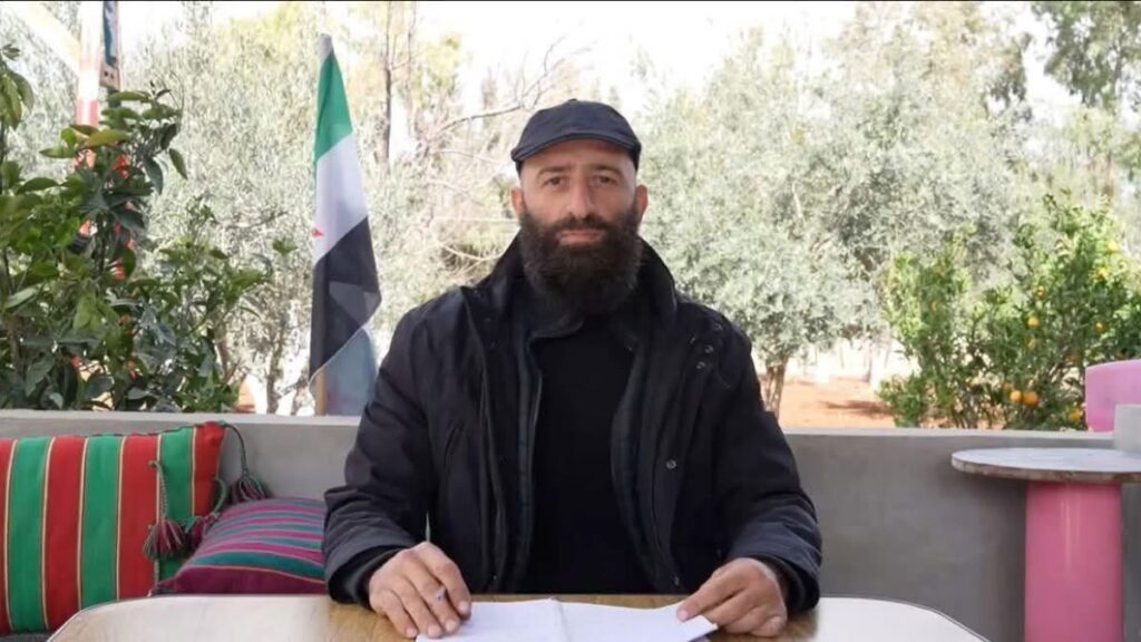 أحمد العودة يدلي ببيان يعلن فيه تسليم نفسه للسلطات السورية - 22 شباط 2026 (عمر الحريري/ إكس- لقطة شاشة)
