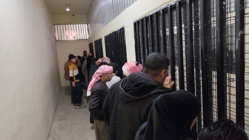 وزارة الداخلية السورية تنظم زيارة لذوي النزلاء في سجن الأقطان ـ 2 شباط 2026(وزارة الداخلية)