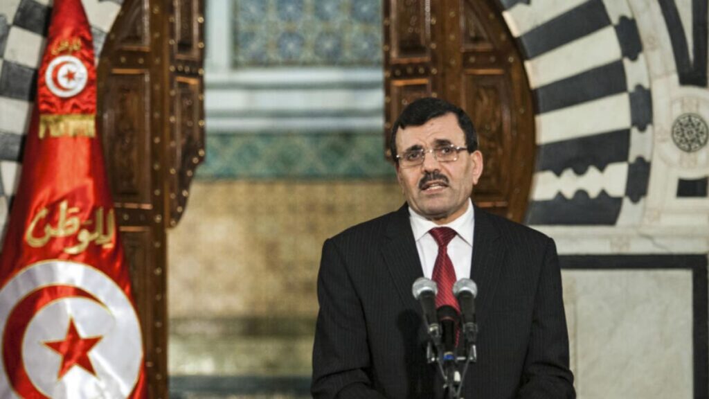 رئيس الحكومة التونسي السابق علي العريض يدلي بتصريحات للصحفيين خلال مؤتمر صحفي عُقد في تونس العاصمة - 27 آب 2013 (أسوشيتد برس)