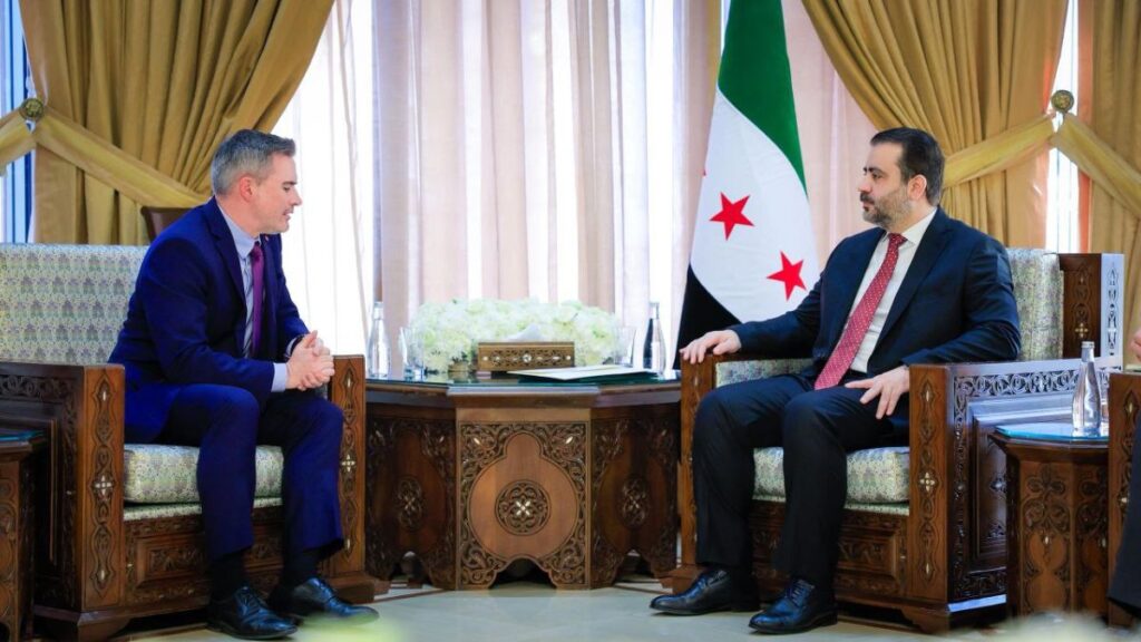 وزير الخارجية السوري أسعد الشيباني يلتقي السفير الكندي في سوريا غريغوري غاليغان - 22 تشرين الأول 2025 (الخارجية السورية)