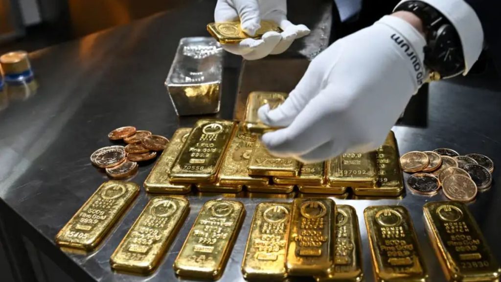 قالت صحيفة وول ستريت جورنال إن المعادن الثمينة حققت أرقاما قياسية خلال العام الماضي (Angelika Warmuth/REUTERS)
