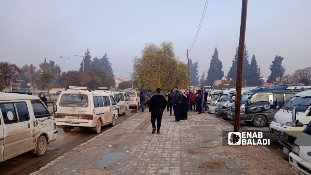 تجمع لأصحاب السرافيس أمام مبنى محافظة حماة احتجاجًا على دخول الباصات الجديدة - 30 كانون الثاني 2026 (عنب بلدي)