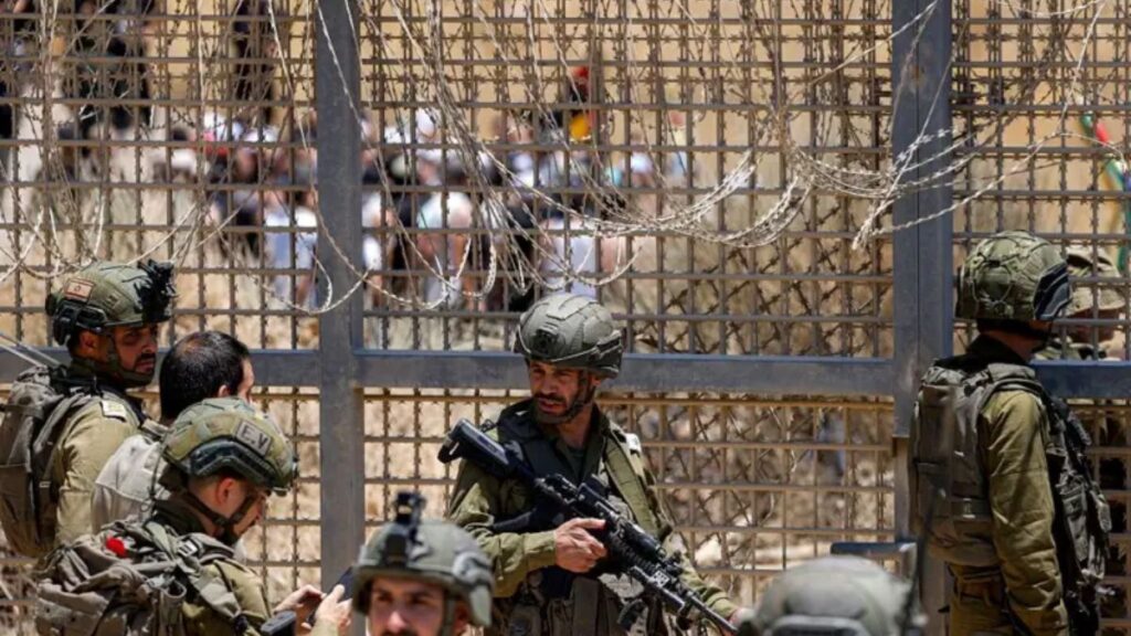 جنود إسرائيليون عند الخط الفاصل بين القنيطرة والجولان السوري المحتل ـ 28 آب 2025(BBC)