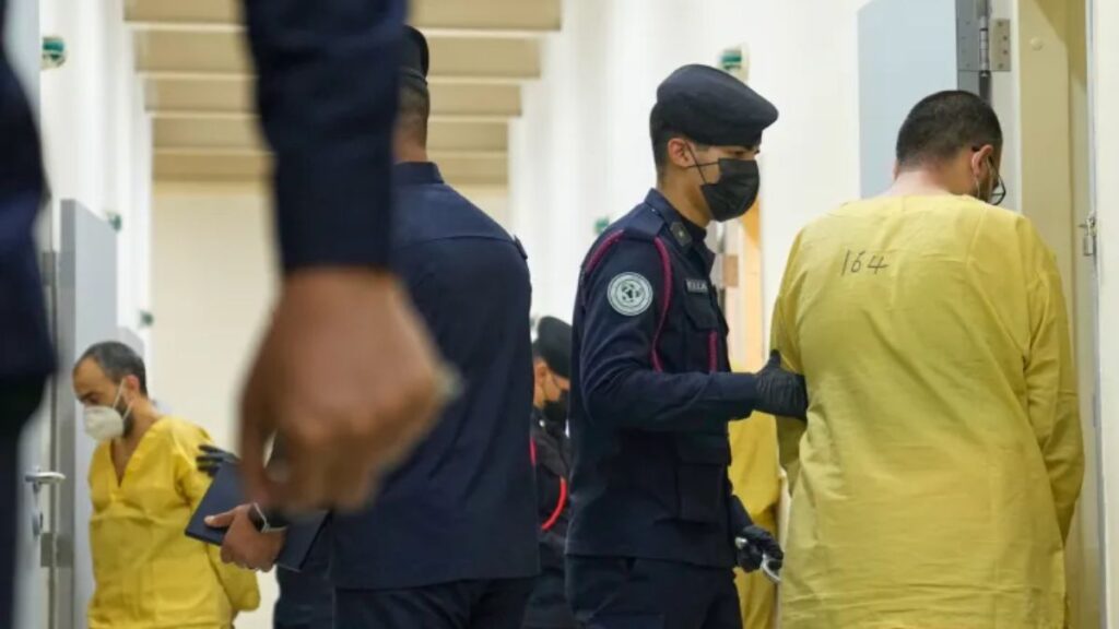 عناصر من الأمن العراقي يقتادون معتقلي تنظيم الدولة إلى التحقيق في سجن الكرخ ببغداد ـ 12 شباط 2026(أسوشيتد برس)