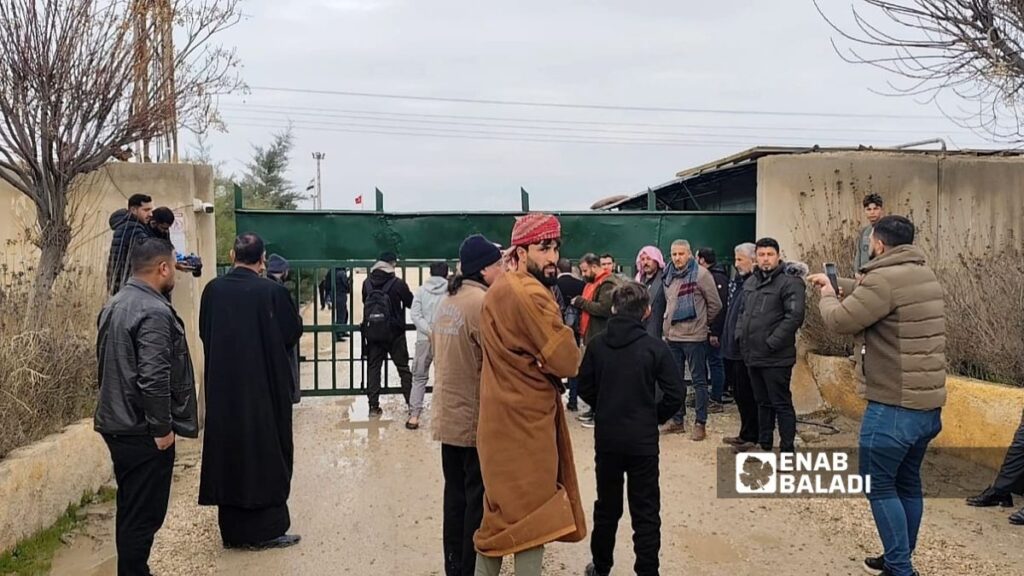 وقفة احتجاجية في مدينة رأس العين رفضًا لإغلاق معبر رأس العين الحدودي - 13 شباط 2026 (عنب بلدي/ حسين الشعبو)