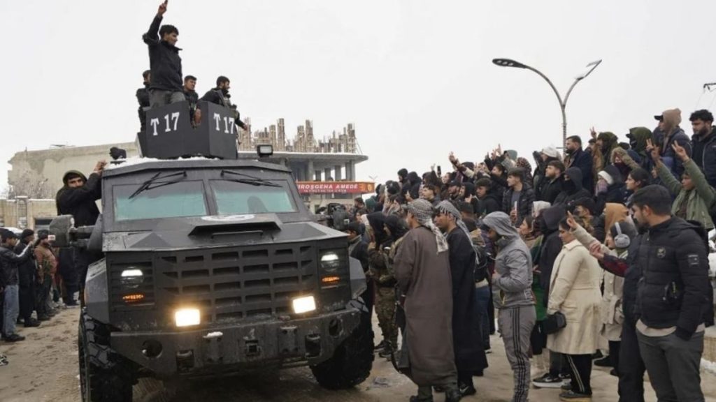 عناصر من قوات سوريا الديمقراطية في مدينة عين العرب كوباني شرقي حلب - 23 كانون الثاني 2026 (الوكالة الفرنسية)