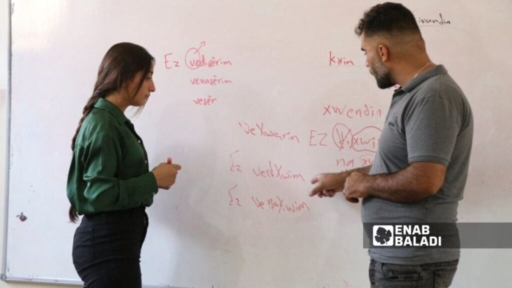 معلم لغة كردية وطالبته في إحدى مدارس القامشلي – 12 تشرين الأول 2025 (عنب بلدي)