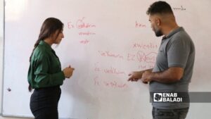 معلم لغة كردية وطالبته في إحدى مدارس القامشلي – 12 تشرين الأول 2025 (عنب بلدي)
