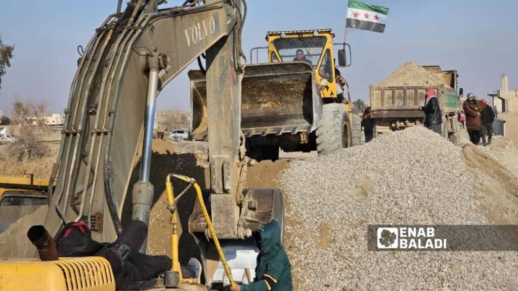 آليات تعمل خلال فزعة اهالي دير الزور لتأهيل جسر العشارة بريف دير الزور الشرقي - 26 كانون الثاني 2026 (عنب بلدي/ مروان المضحي)