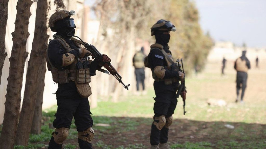 عناصر وزارة لداخلية السورية يفككون خلية متورطة باستهدافات منطقة المزة - 1 شباط 2026 (وزارة الداخلية السورية)