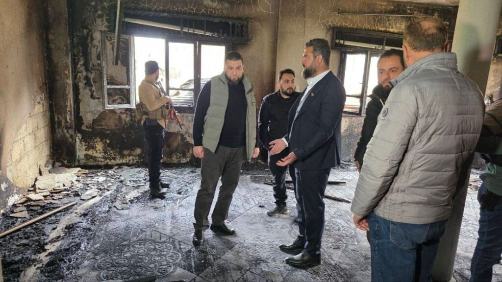 قائد الأمن الداخلي في حمص العميد مرهف النعسان يتفقد مبنى إدارة المنطقة في تل الشور بريف حمص بعد تعرضه لأعمالٍ تخريبية - 12 آذار 2026 (قيادة الأمن الداخلي بحمص)