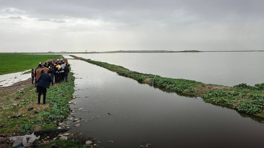 وفد حكومي يترأسه محافظ حلب عزام الغريب خلال جولة في القرى التي غمرتها مياه تجمع السيحة - 21 آذار 2026 (مركز جنوب حلب الإعلامي)