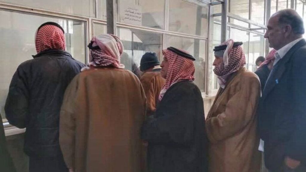 متقاعدون يتسلمون الراتب من المؤسسة العامة للبريد - 12 آذار 2026 (المؤسسة العامة للبريد)