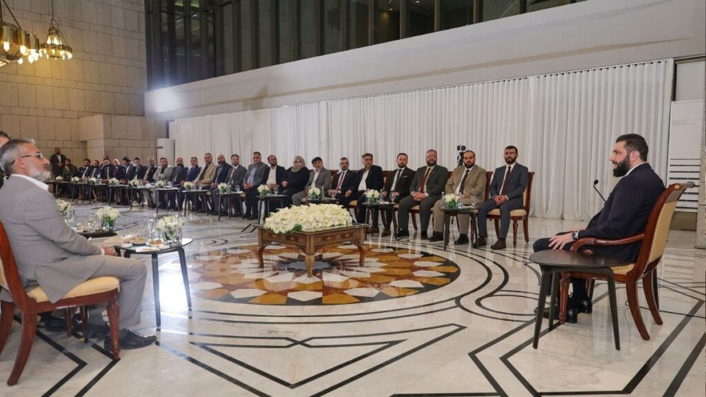 الرئيس السوري أحمد الشرع يلتقي عددًا من الإعلاميين في قصر الشعب بدمشق ـ 3 آذار 2026 (رئاسة الجمهورية العربية السورية)