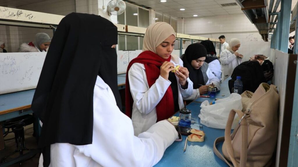 افتتاح الأيام العلمية لمخبريي المستقبل في المعهد التقاني لطب الأسنان بجامعة دمشق - 5 آذار 2026 (جامعة دمشق/ فيس بوك)