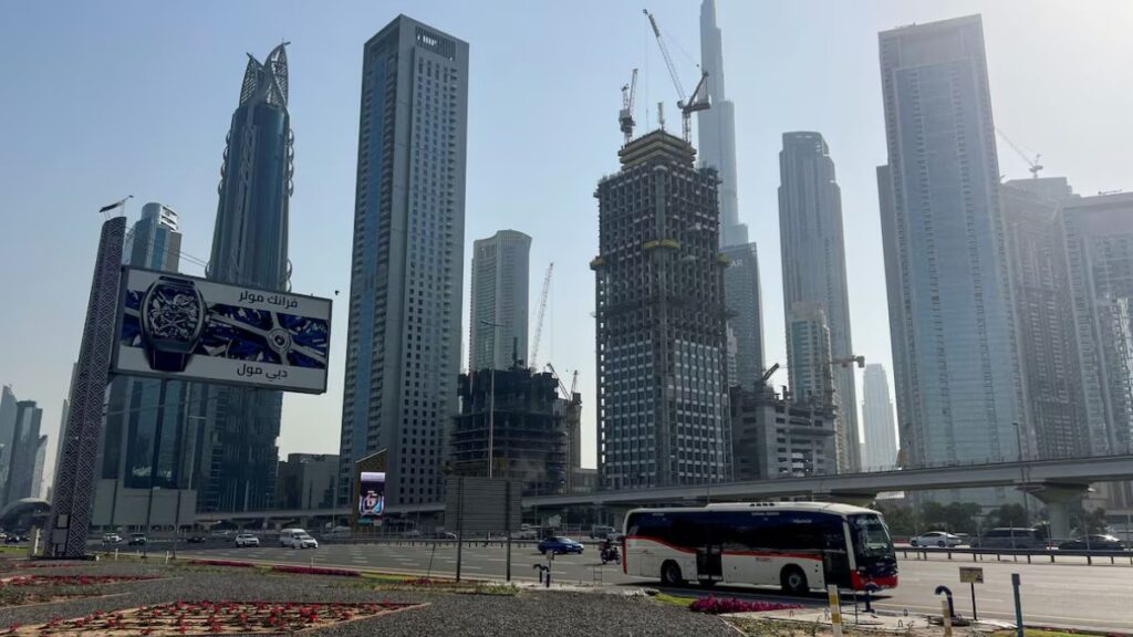 سيارات تسير على طريق سريع في دبي بالإمارات العربية المتحدة وسط التوترات الأمريكية الإسرائيلية والإيرانية - 4 آذار 2026 (رويترز)