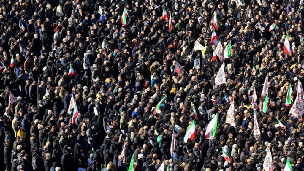 نزل الآلاف من مؤيدي آية الله علي خامنئي إلى شوارع طهران بعد مقتله (Fatemeh Bahrami/Anadolu Agency/IMAGO)