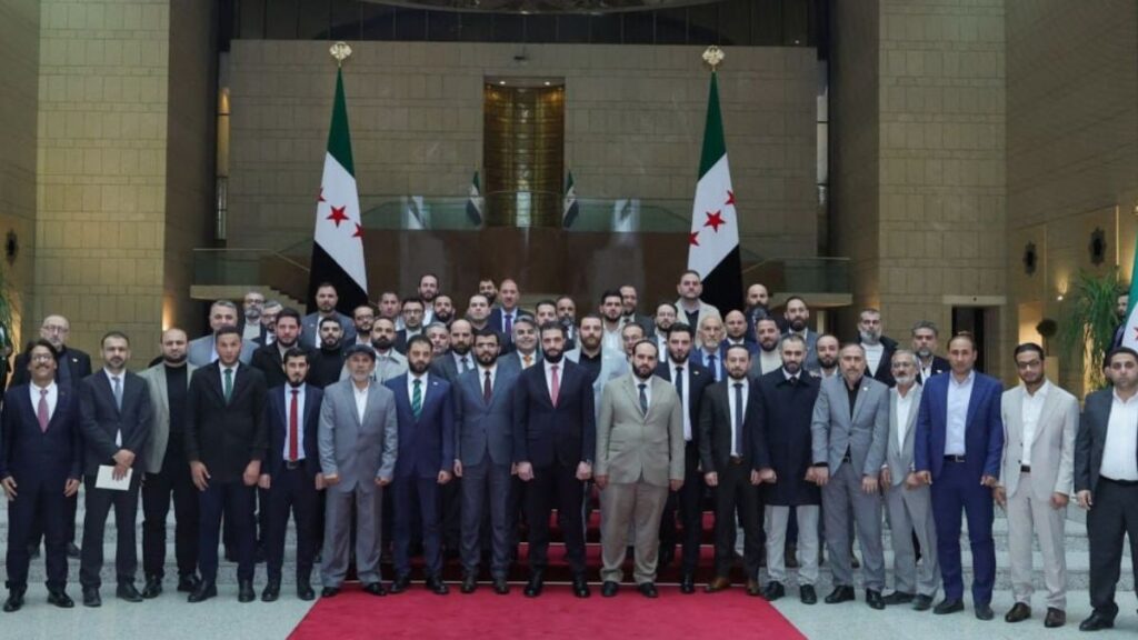 الرئيس السوري أحمد الشرع يلتقي عددًا من الإعلاميين وناشطي المجتمع المدني في قصر الشعب بدمشق - 3 آذار 2026 (سانا)